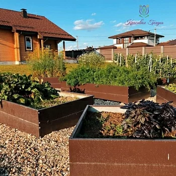 Высокая коричневая грядка (0,5 х 1,5)